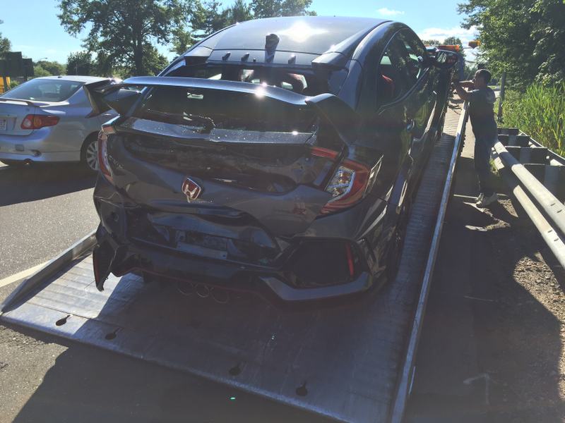 Illustration for article titled 'Jackass Not Paying Attention' Crashes Into Man's New Honda Civic Type R Right After He Bought It